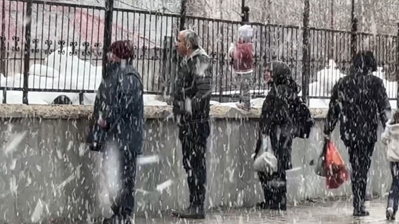 Yüksekova’da kar yağışı ilçeyi beyaza bürüdü