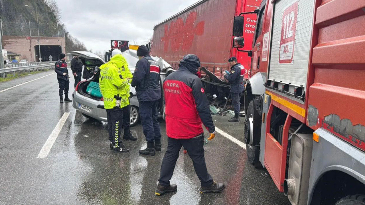 Artvin'de otomobil, TIR'a çarptı: 2 ölü