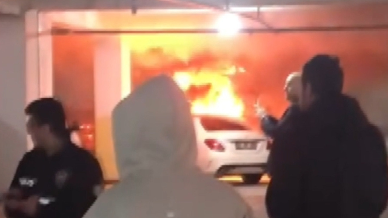 Hastanenin otoparkında korkutan yangın: Otomobil alev topuna döndü