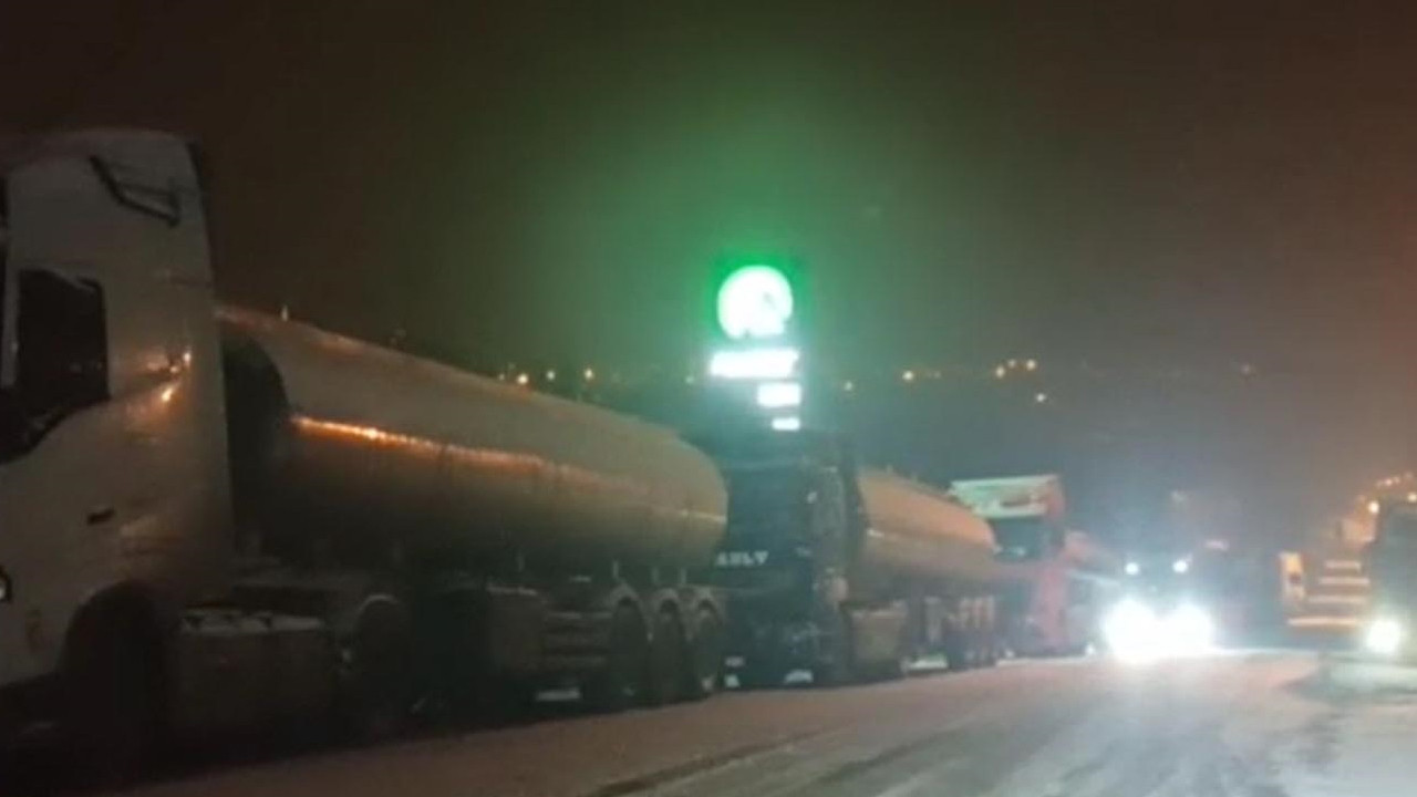 Kar ve tipi vurdu: Sınırda TIR kuyruğu: Ilgar Geçidi'nde ulaşım felç