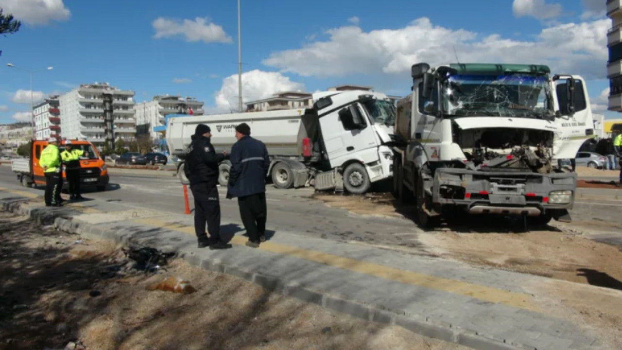 Kilis’te iki hafriyat kamyonu çarpıştı: 1 ağır yaralı