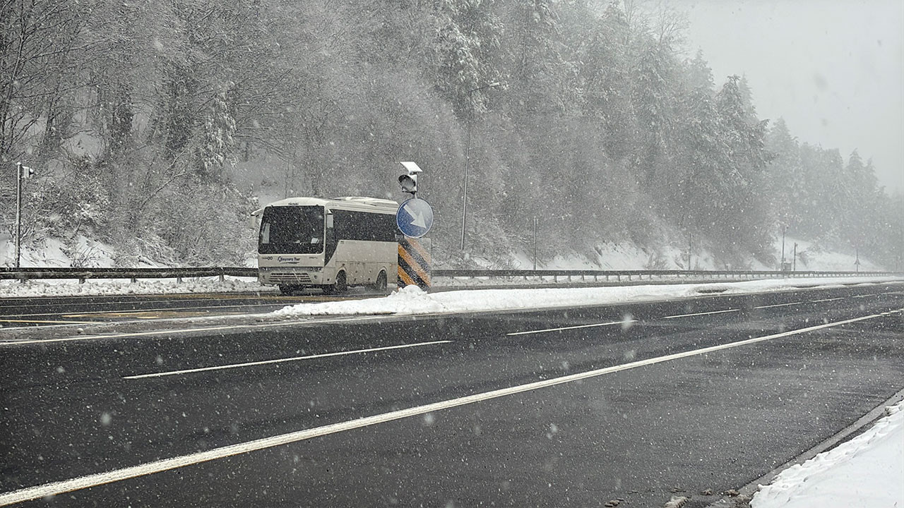 Kulp’u kar yağışı beyaza bürüdü: Kar kalınlığı
