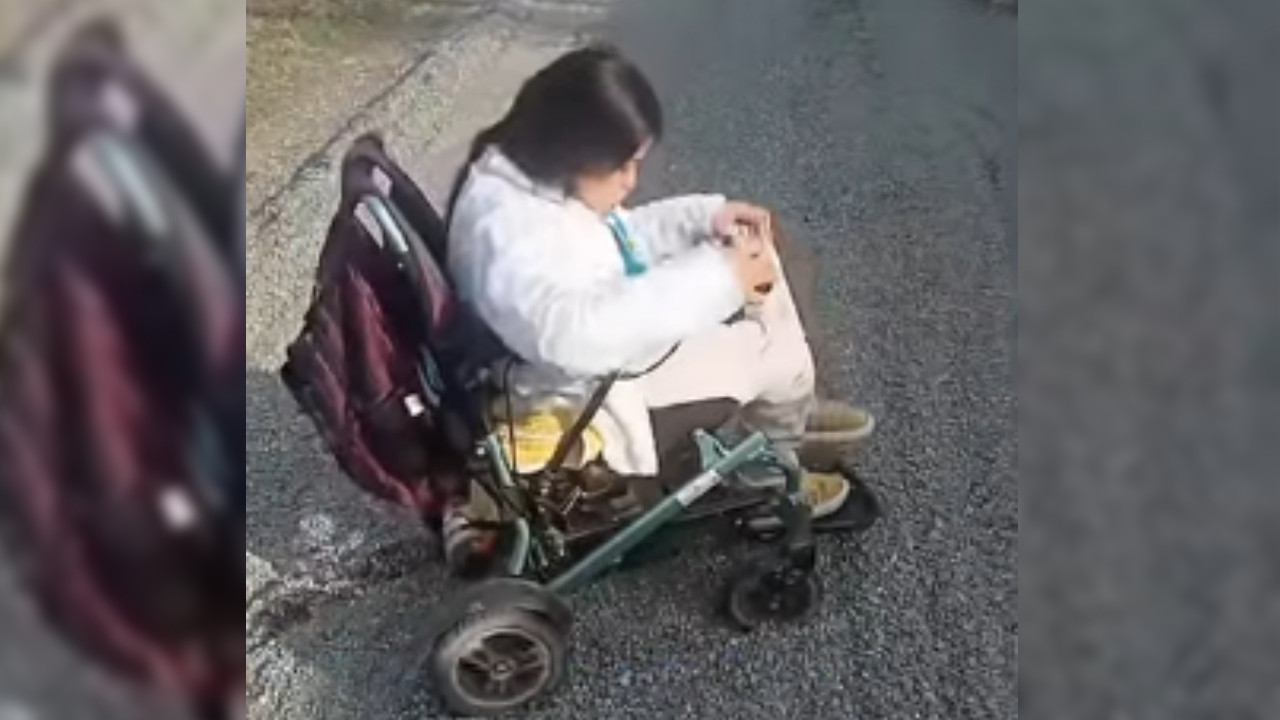 Okula gidemeyen engelli öğrencinin evinin yolu onarıldı