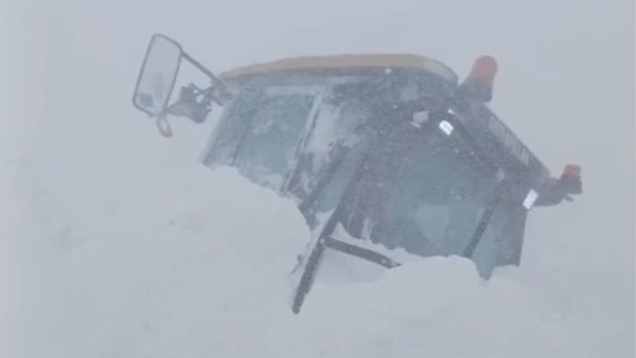 Sahara Geçidi’nde karayolları ekiplerinin üzerine çığ düştü