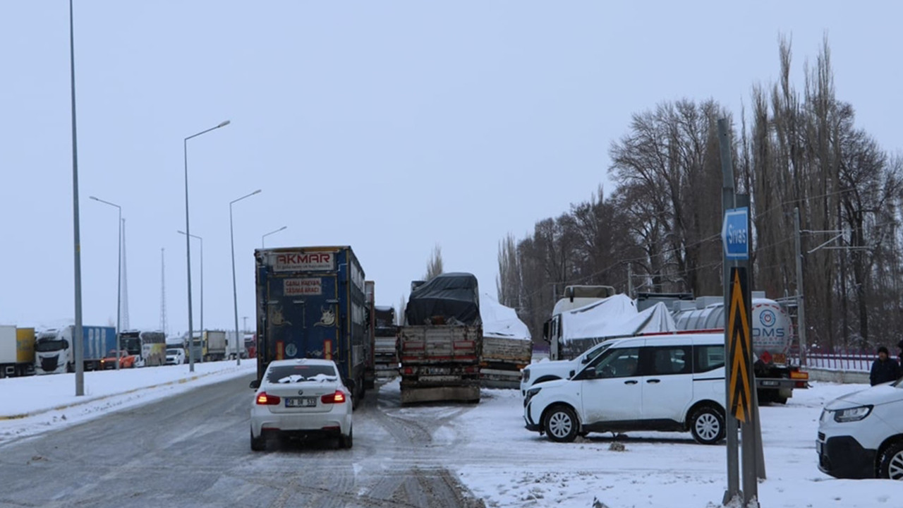 Sivas-Malatya yolu geçit vermiyor: Ulaşıma kar engeli