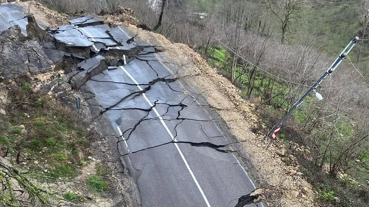 Ünye’de, Akkuş-Niksar bağlantı yolu heyelan nedeniyle kapandı