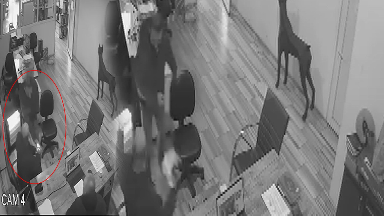 Böyle şaka düşman başına: Elleri alev topuna döndü