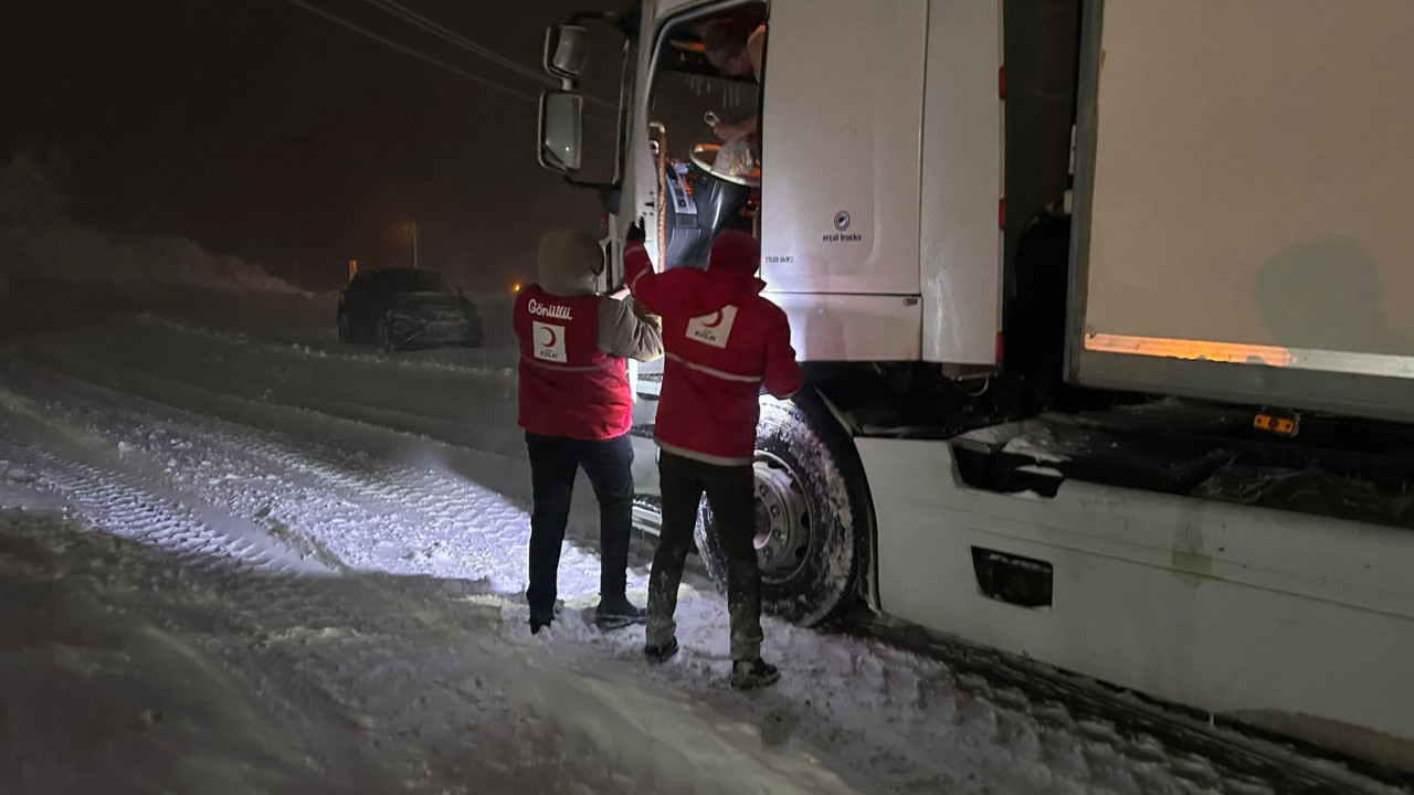 Kar nedeniyle yolda kalanlara Kızılay ve AFAD kumanya dağıttı