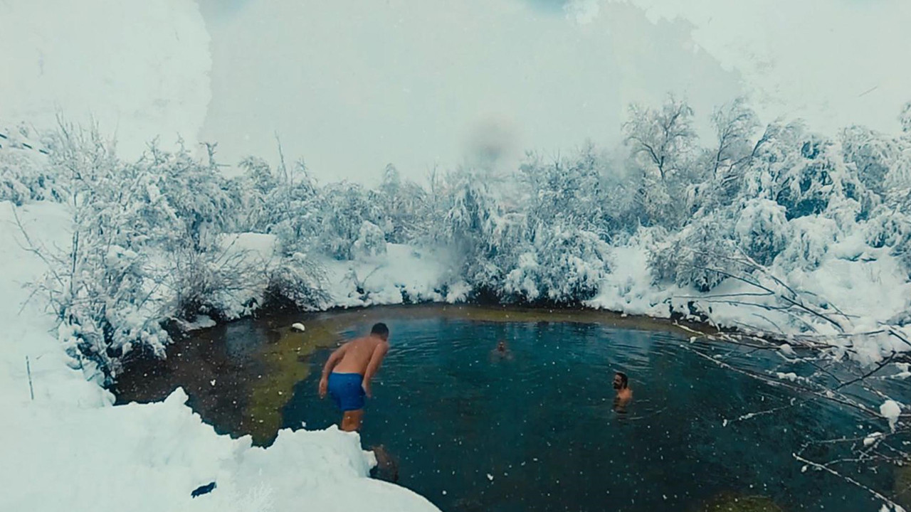 Erzincan'da eksi 5 derecede şifa mesaisi: Karlar içinde göle girdiler