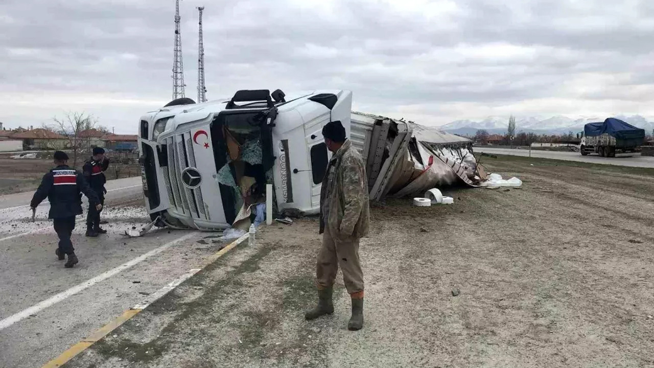 Konya’da iplik yüklü tır devrildi