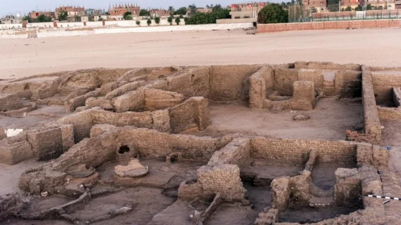 Kumun altından şehir çıktı: Altında mezarlık bulundu