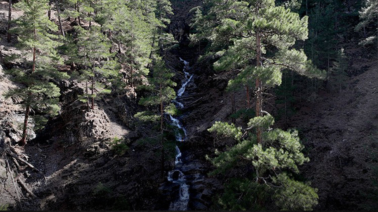 Yılda sadece 30 gün akıyor sonra sırra kadem basıyor: Uçansu Şelalesi