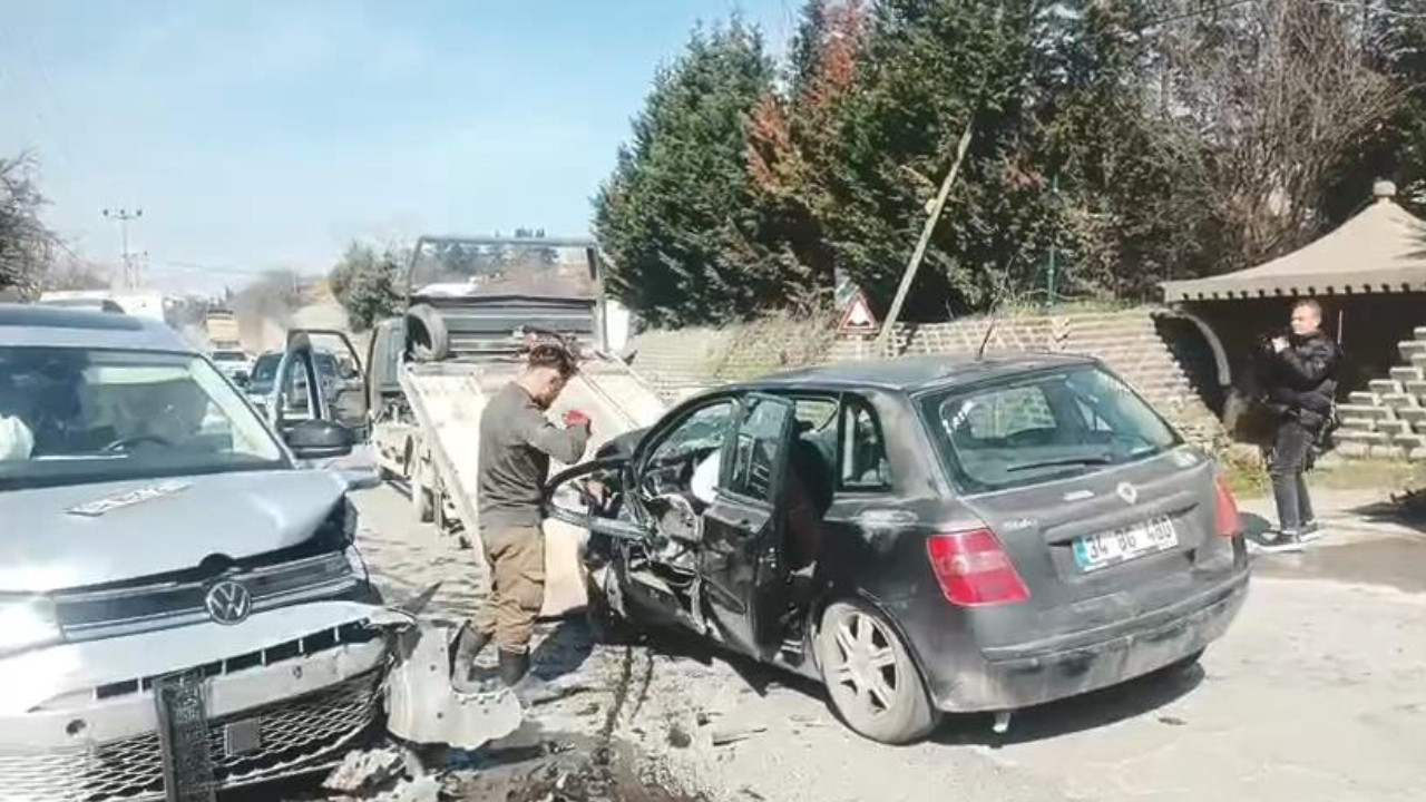 Arnavutköy’de otomobille ticari araç çarpıştı: Ölü ve yaralılar var