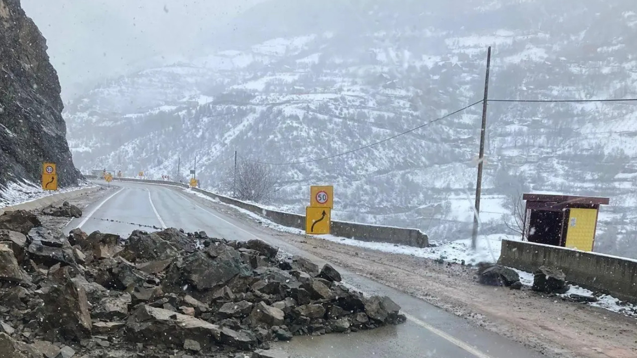 Gümüşhane Giresun karayolunda toprak kayması