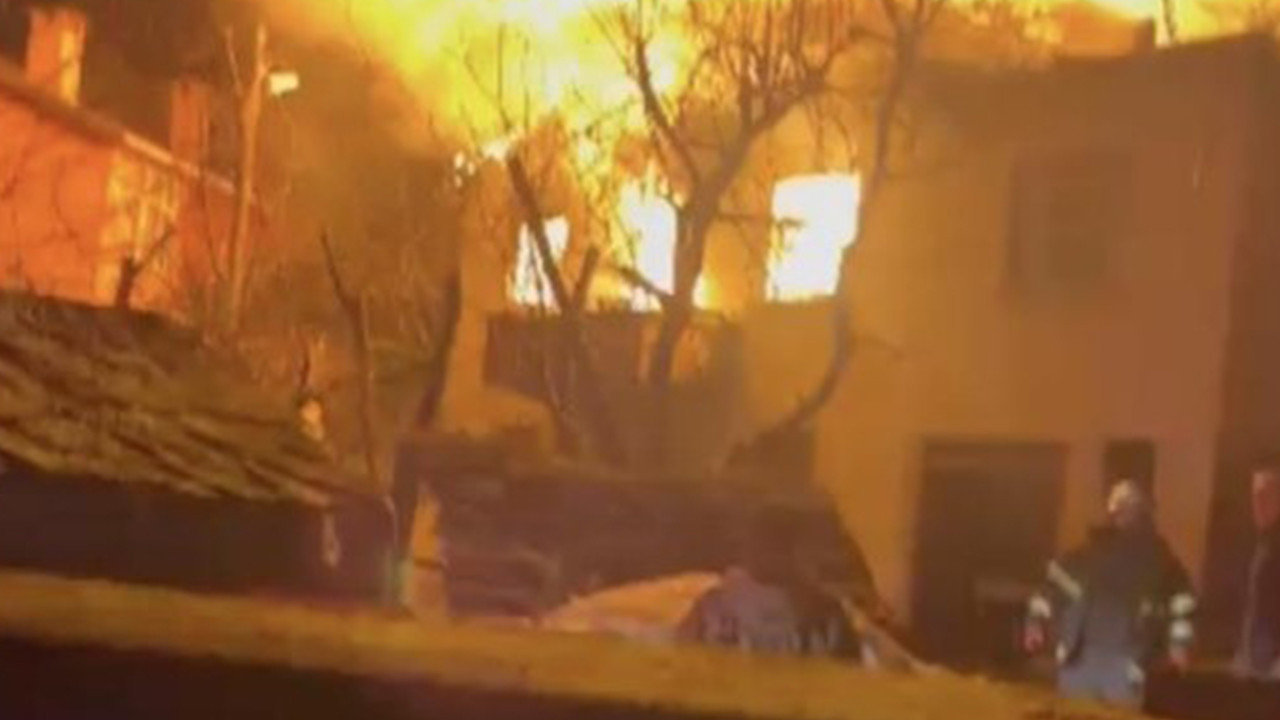 İki katlı ev alevlere teslim oldu