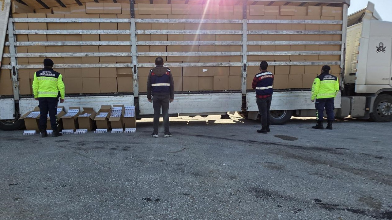 İzmir'de binlerce paket kaçak sigara ele geçirildi