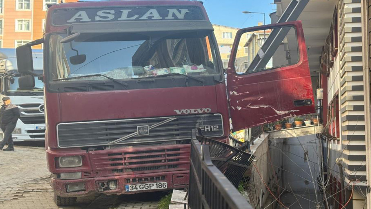Kağıthane'de kamyon dehşeti: El frenini unuttu, durdururken aşağı düştü