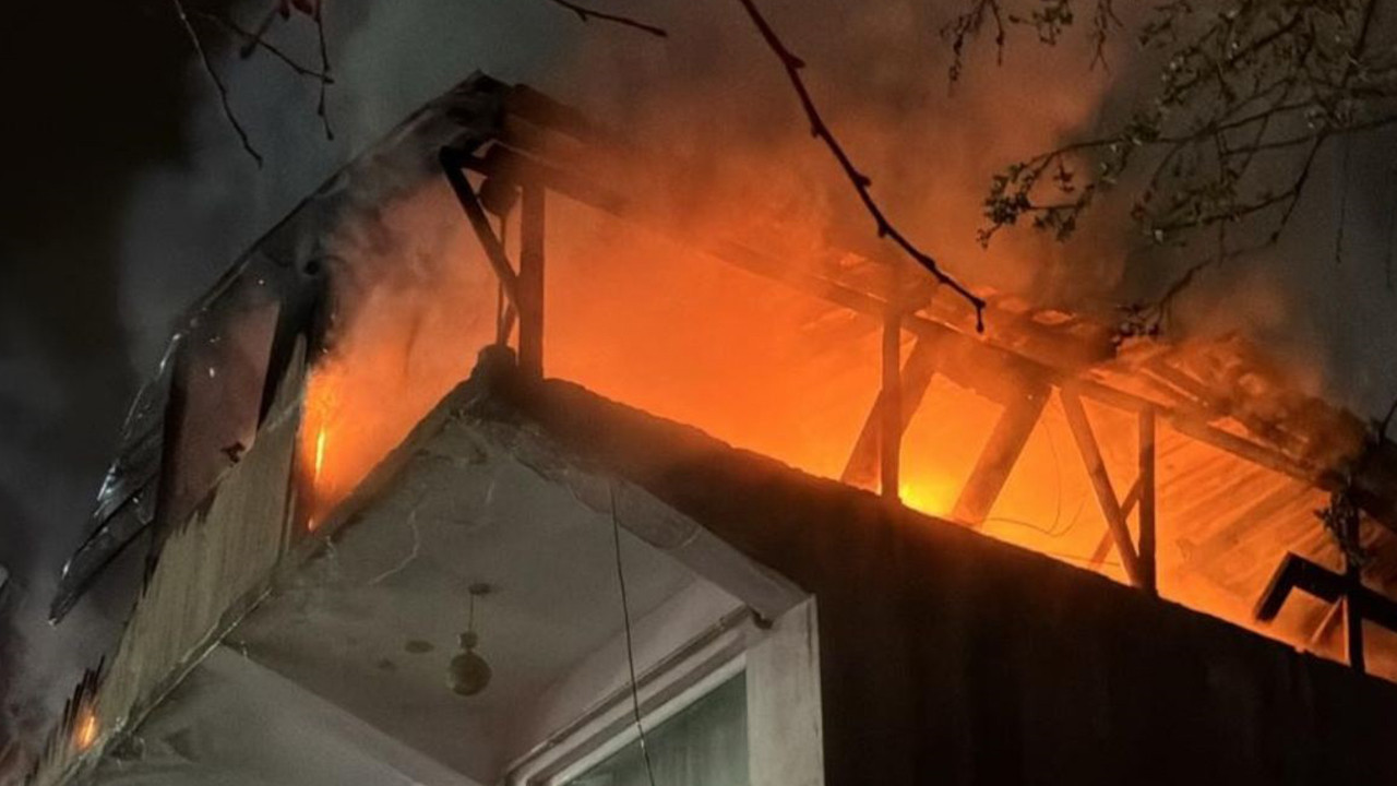 Kocaeli’de binanın çatı katı yandı