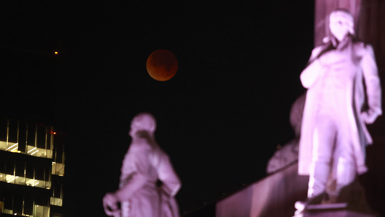 Ay tutulması Meksika’da gökyüzünü kızıla boyadı