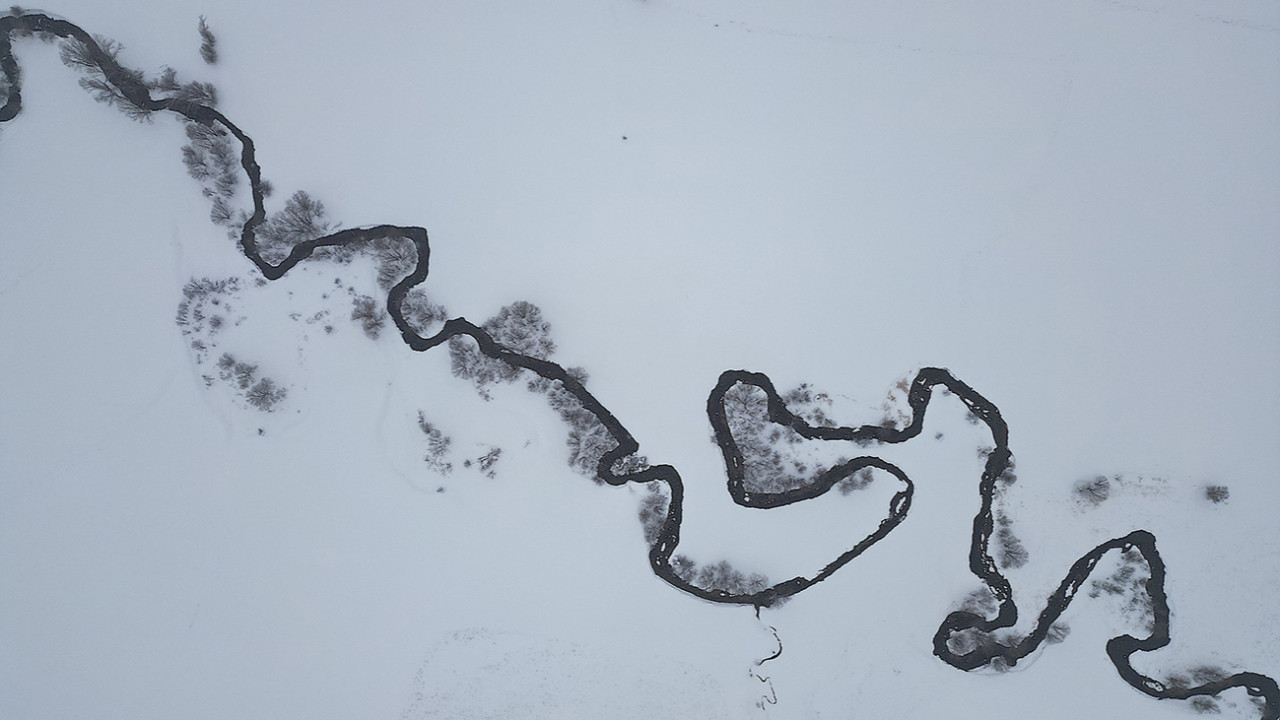 Doğanın şaheseri: Bayburt’ta karla dans eden menderesler