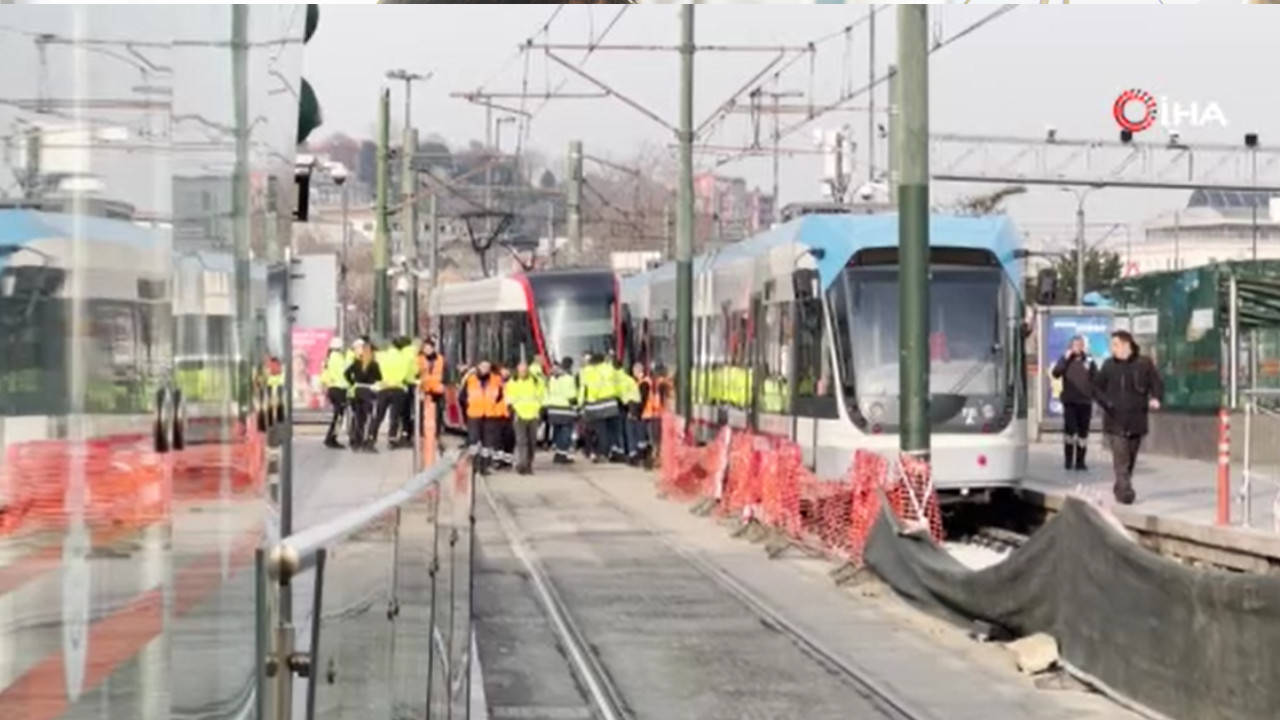 Eminönü’nde tramvay raydan çıktı