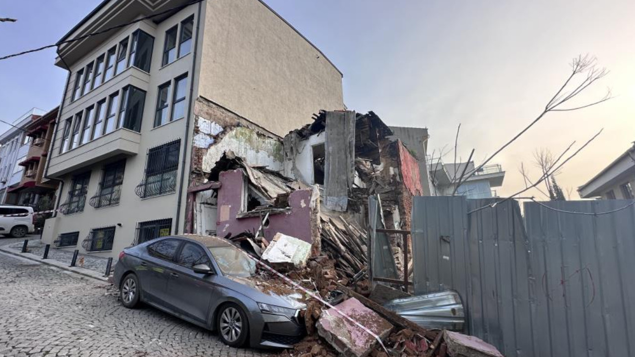 İstanbul'da metruk bina çöktü