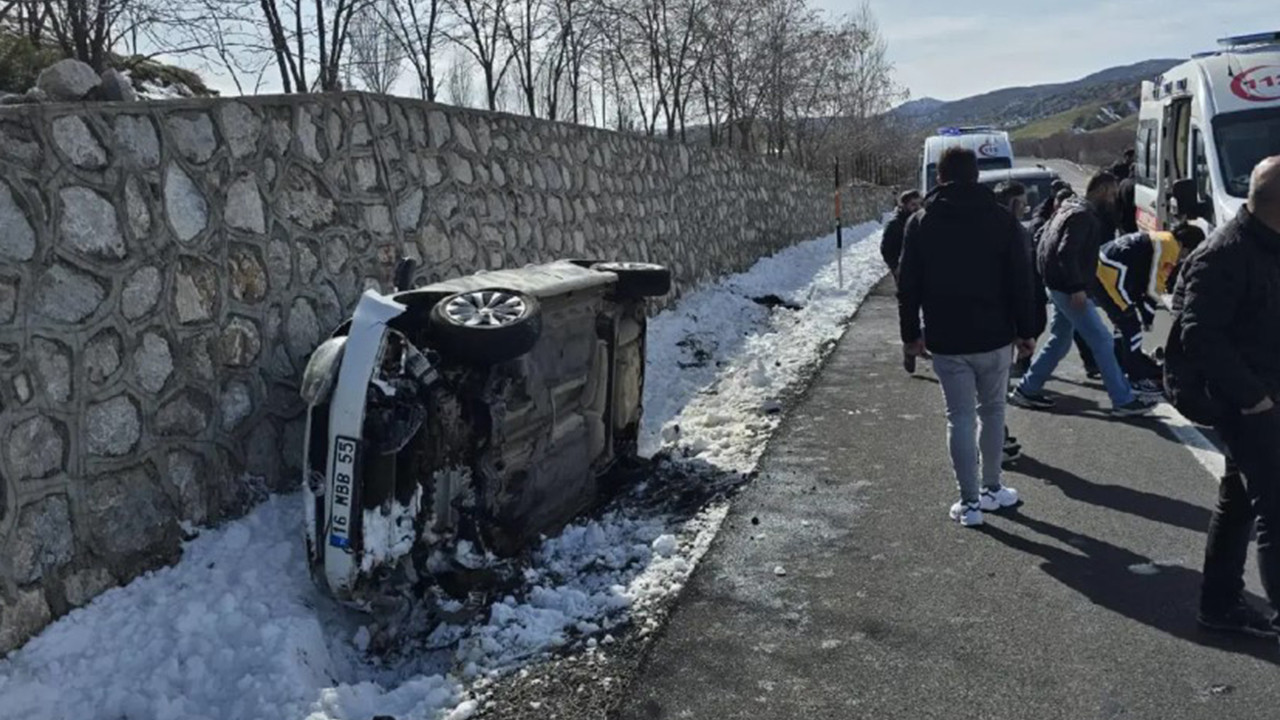 Otomobil istinat duvarına çarptı: Çok sayıda yaralı var