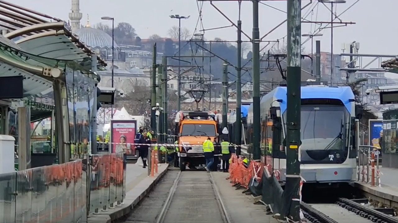 Tramvay raydan çıktı: İstanbul’un kalbinde ulaşım durdu