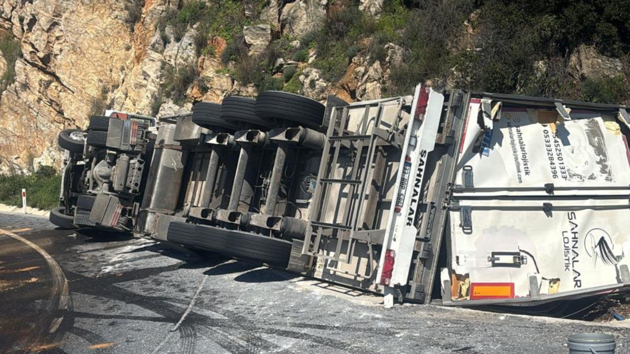 Antalya'da muz yüklü tır devrildi