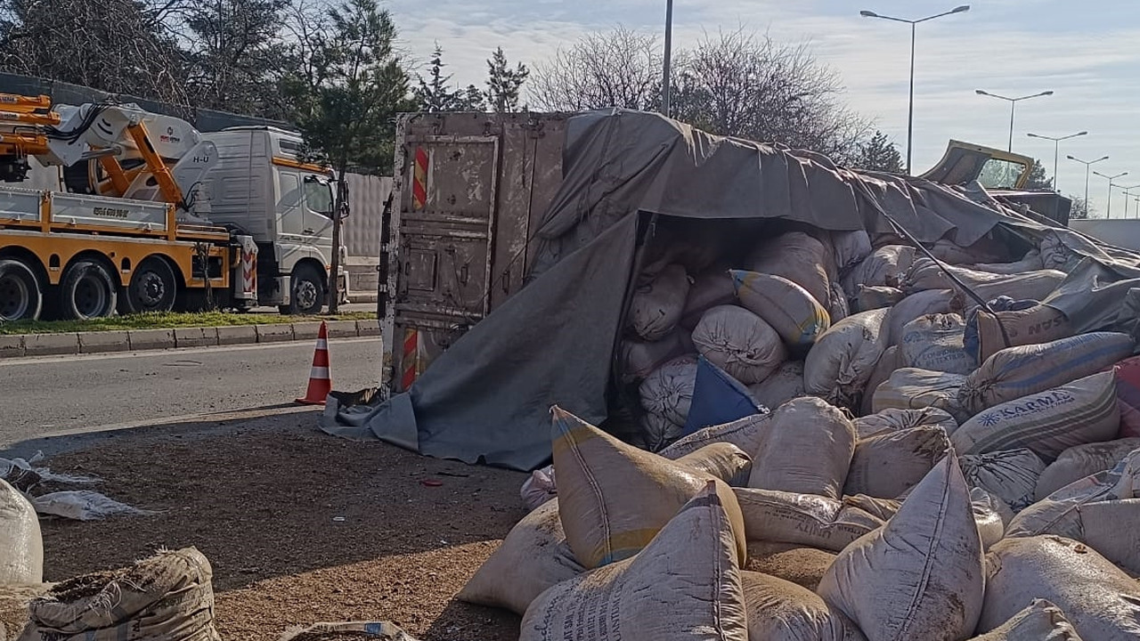 Diyarbakır’da feci kaza: 9 araç saman balyaların altında kaldı