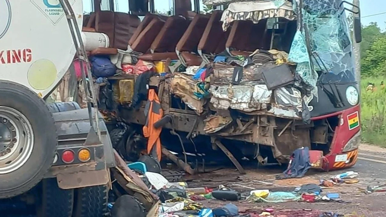 Gana'da korkunç kaza: Yolcu otobüsüyle ambulansın çarpışması sonucu 16 kişi öldü