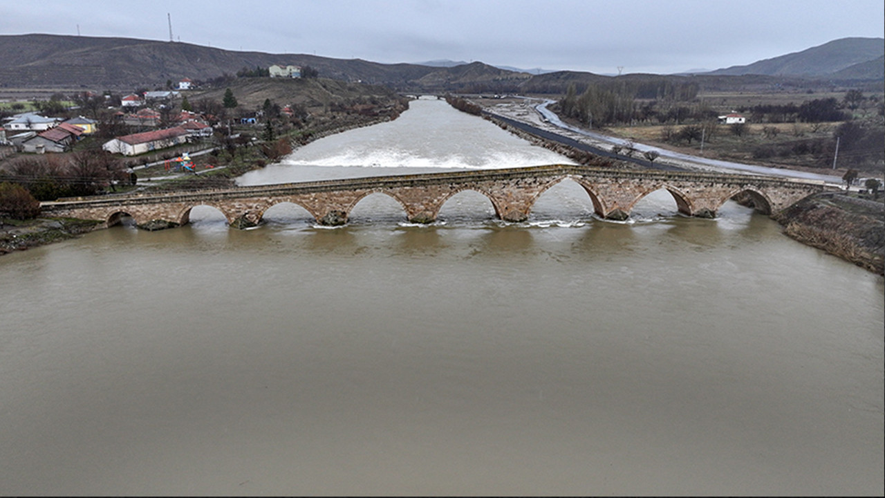 Kızılırmak'ın debisi yükseldi: Tarihi Şahruh Köprüsü'nün 8 kemeri suyla doldu