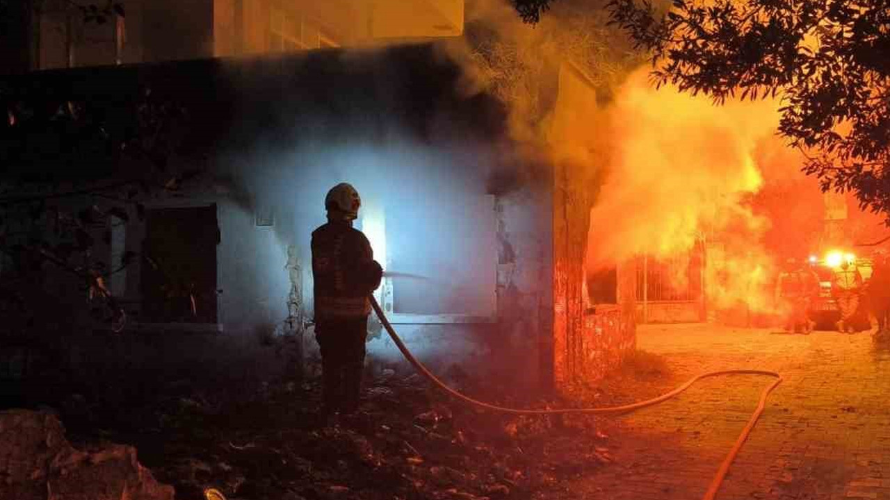 Samandağ’da metruk ev yangını