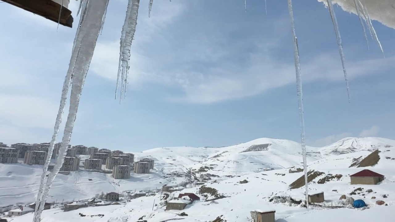 Buz sarkıtlarının boyu 1 metreyi aştı