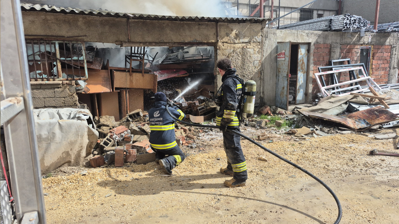 Eskişehir'de mobilya deposunda yangın