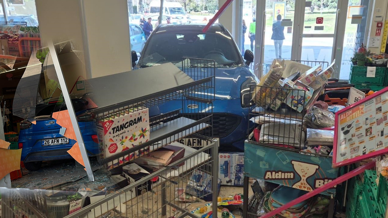 Fren yerine gaza bastı: Market savaş alanına döndü