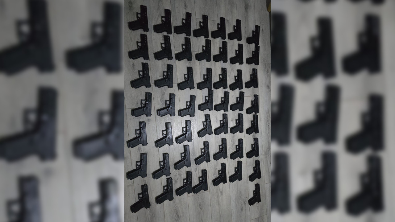 Gözaltına alındı: Evinden ve arabasından 50 tabanca çıktı