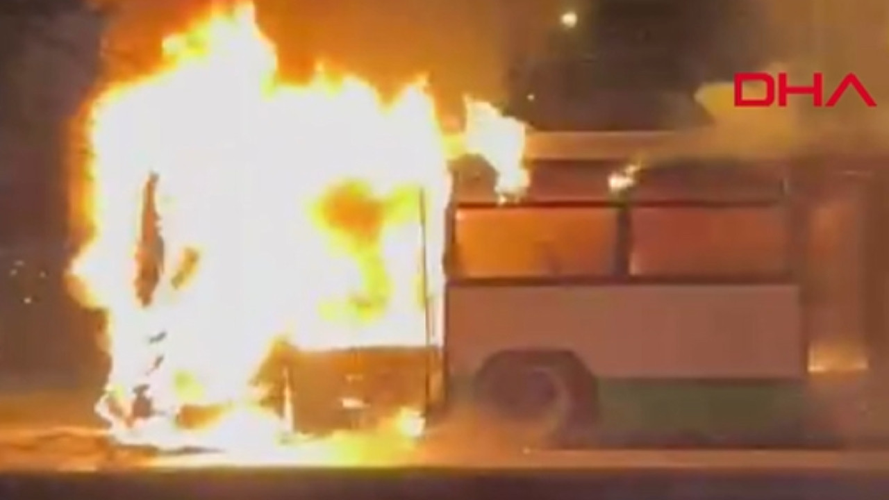 Seyir halindeki özel halk otobüsü alev topuna döndü