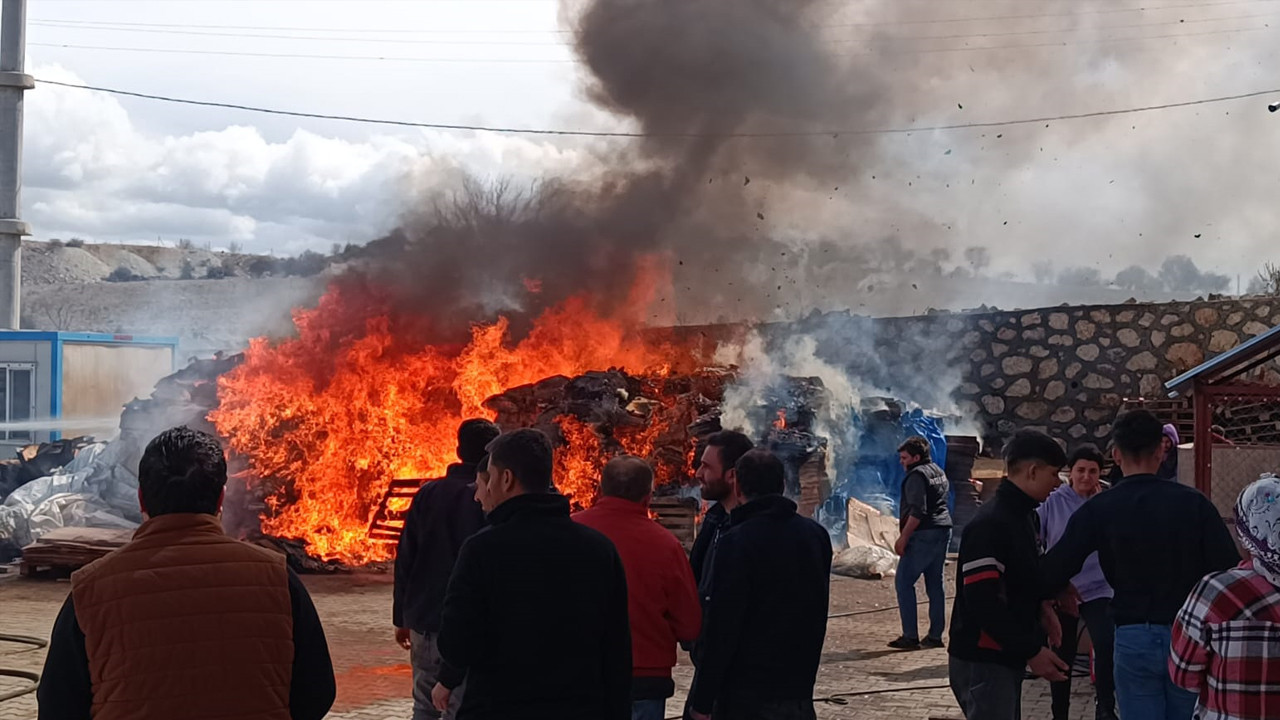 Tütün fabrikasında yangın: Alevler her tarafı sardı