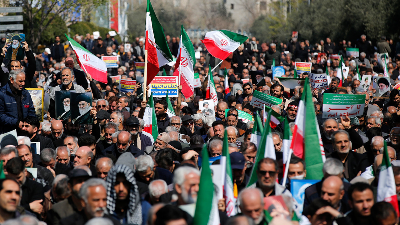 ABD ve İsrail’in saldırıları devam ederken Tahran’da “Zafere kadar savaş” sloganıyla yürüdüler