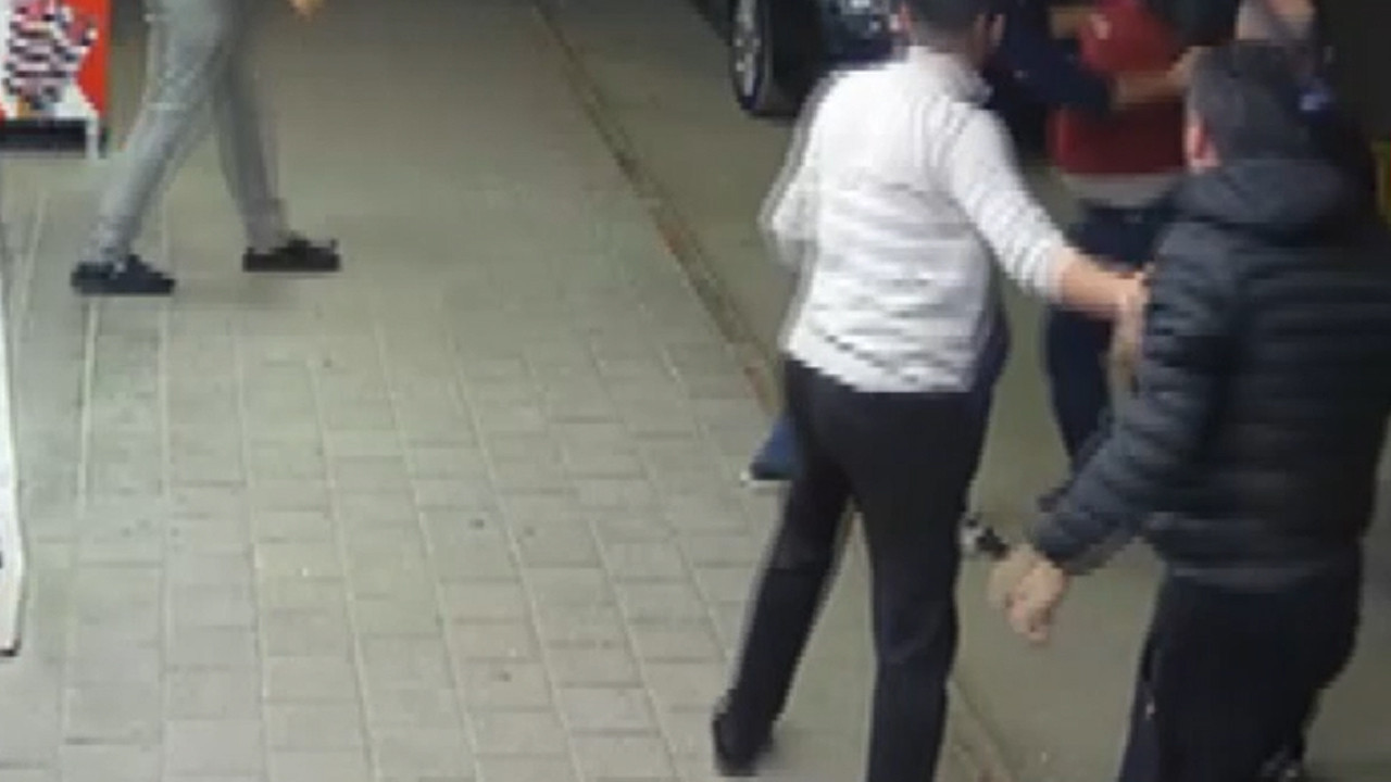 Adana'da yumruklu-tekmeli kavga kamerada