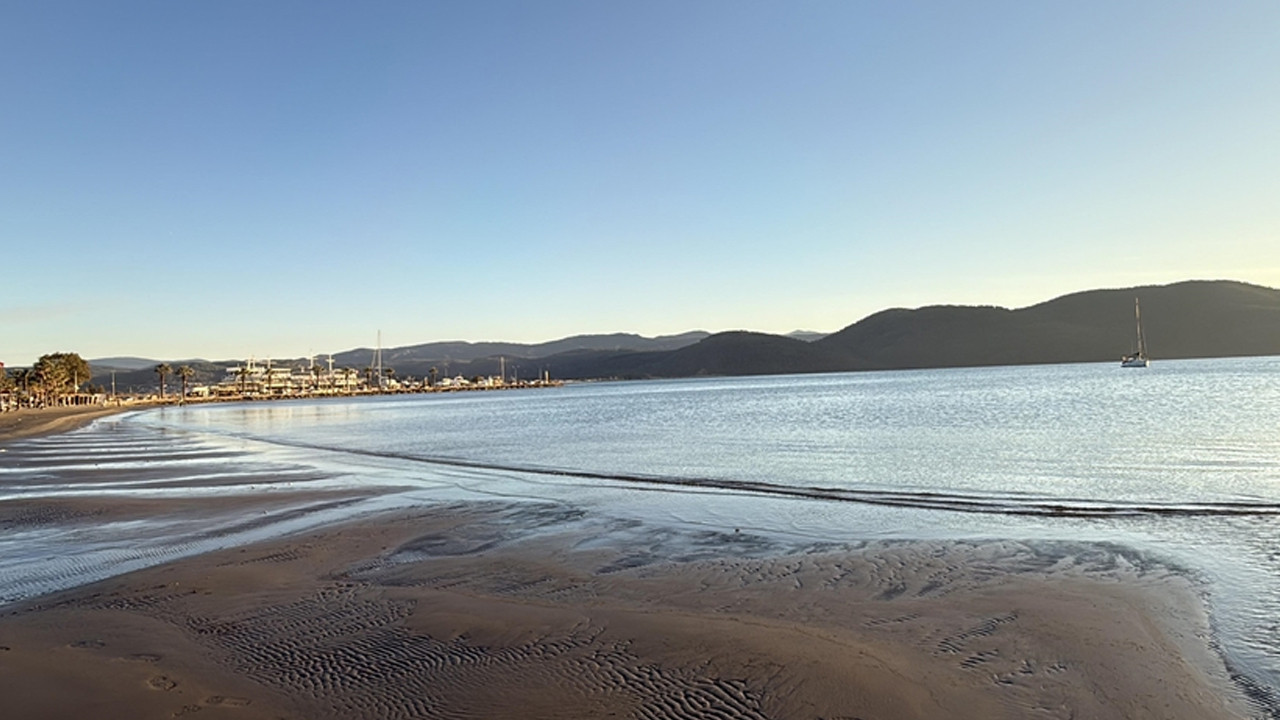 Akyaka sahilinde deniz çekildi: Kıyıda kum adacıkları oluştu