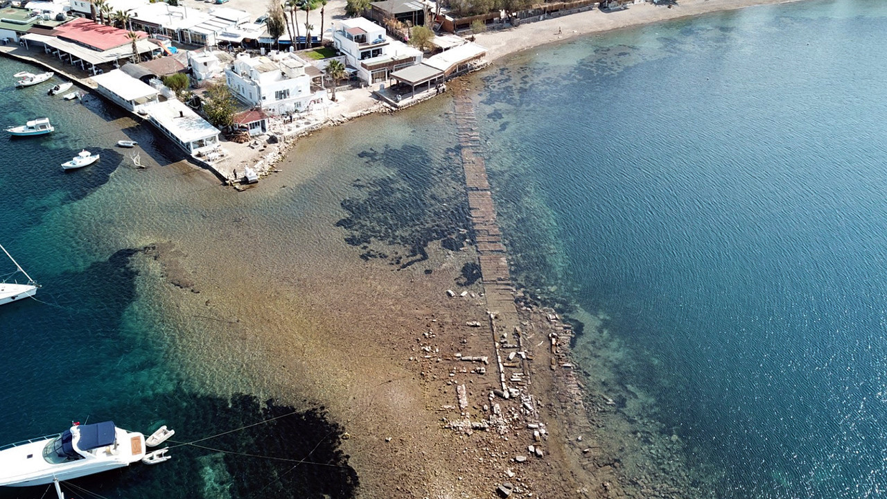 Bodrum'da deniz çekildi, 2 bin 400 yıllık surlar ortaya çıktı