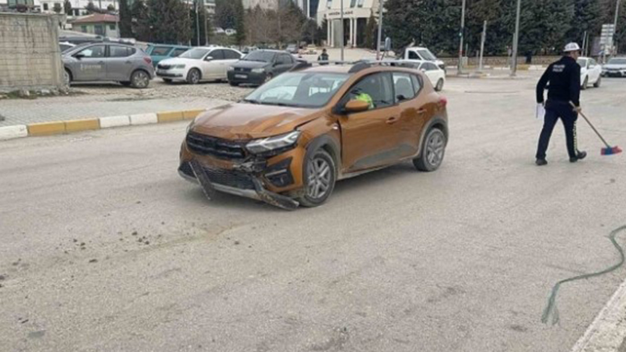 Elazığ'da 3 araç birbirine girdi