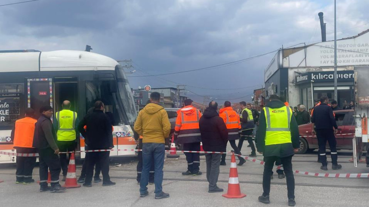 Eskişehir'de minibüsle çarpışan tramvay raydan çıktı