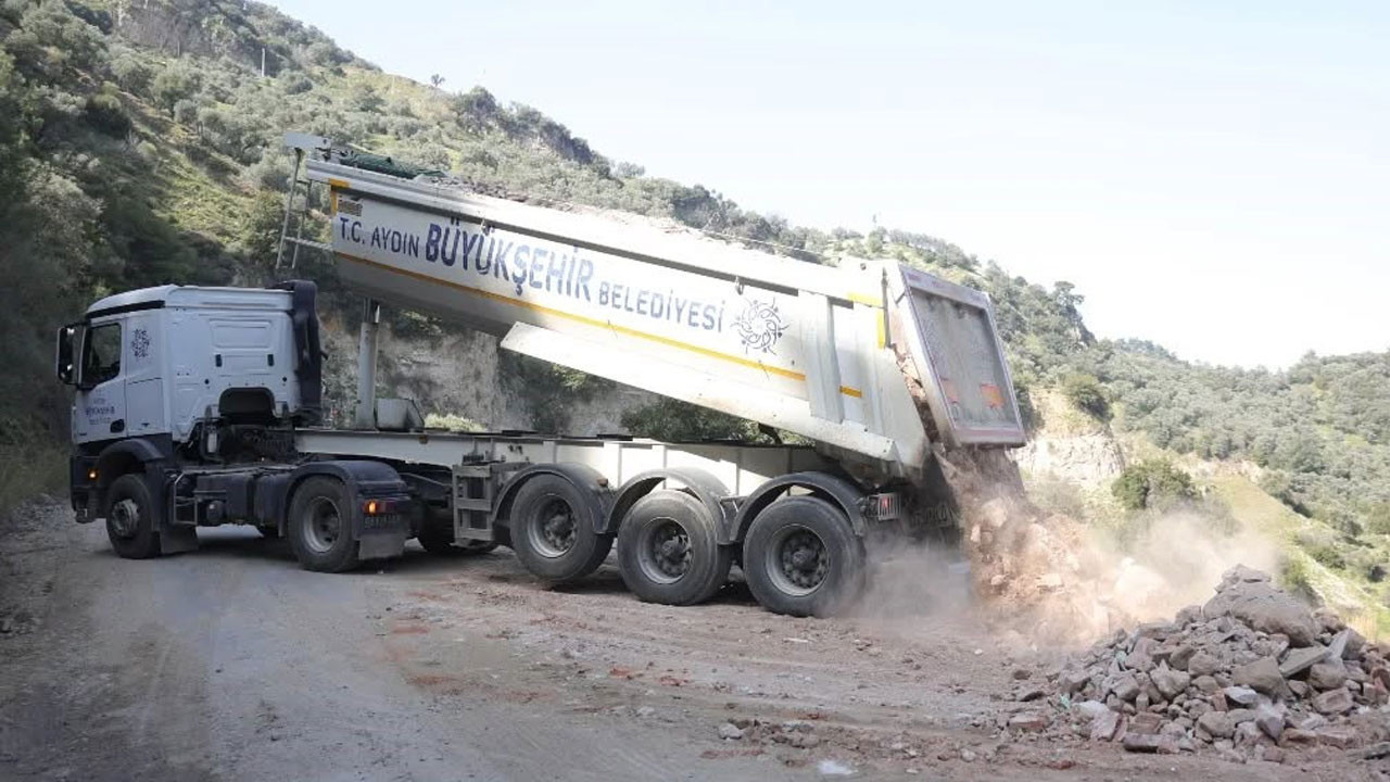 İncirliova’da çökme yaşanan yolda çalışmalar devam ediyor