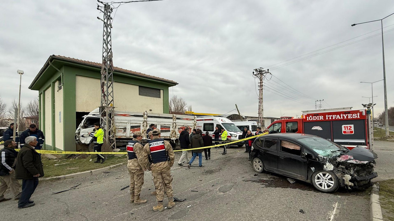 Kamyonet otomobille çarpıştı: Elektrik trafosunun duvarı yıkıldı