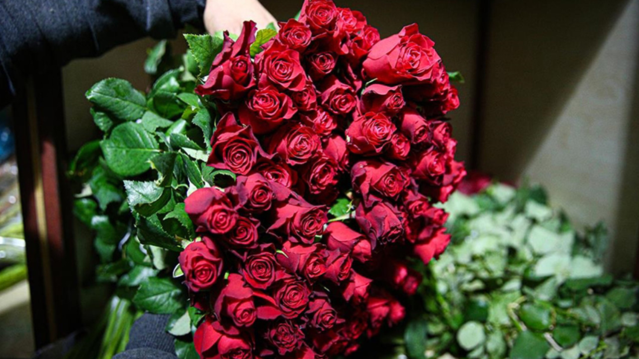 Renk cümbüşüne dönen çiçek mezatlarını kadınlar günü heyecanı sardı