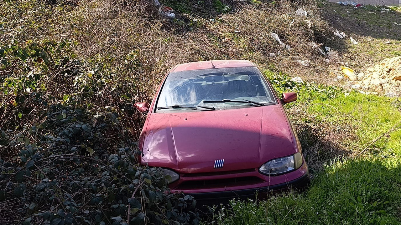 Freni boşalan otomobil şarampole uçtu: Baba ve 12 yaşındaki oğlu ölümden döndü