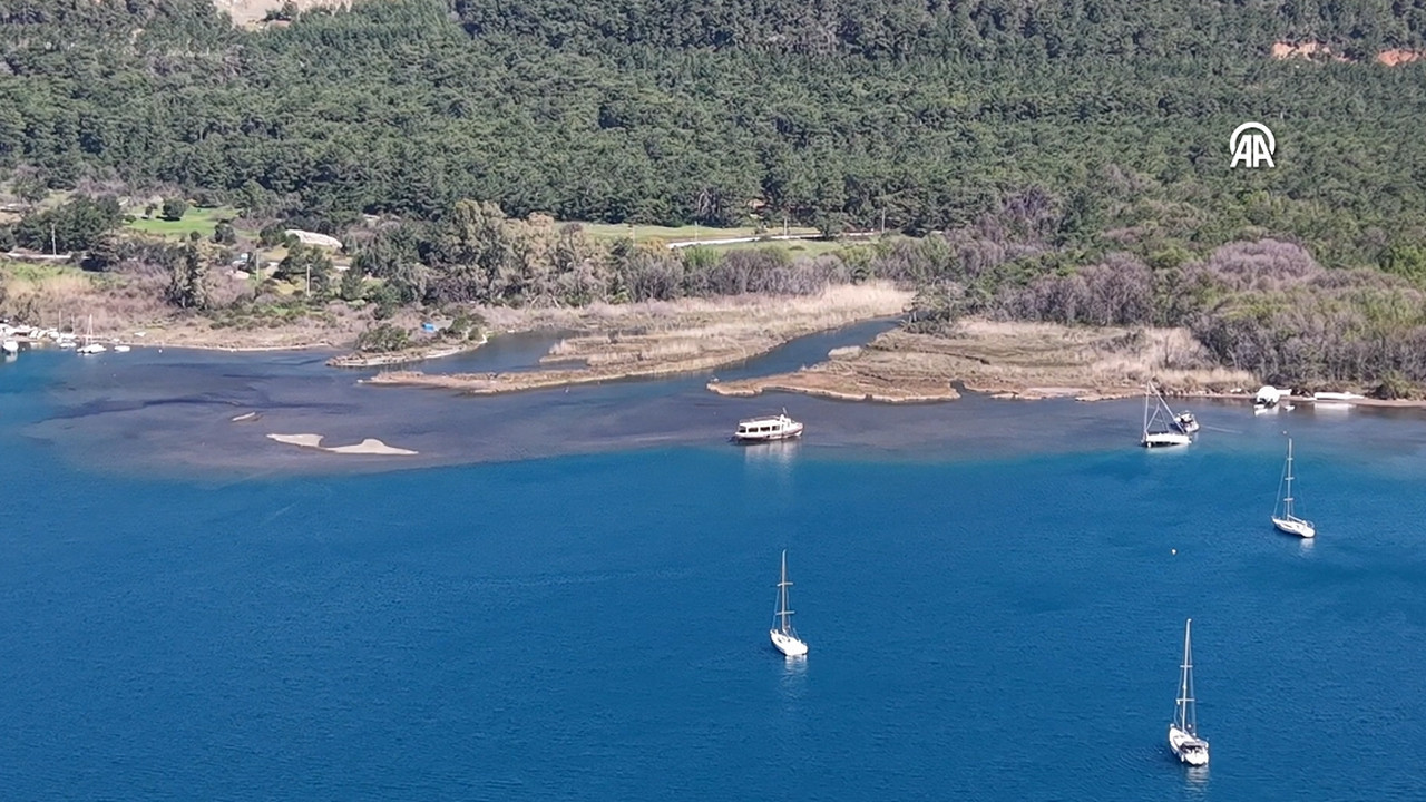 Marmaris'te deniz suyu 5 metre çekildi